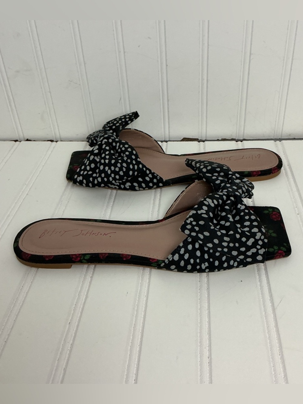 Betsey Johnson Daisy Women’s Size 8.5 Black/ White Polka Dot Bow Flat Sandals